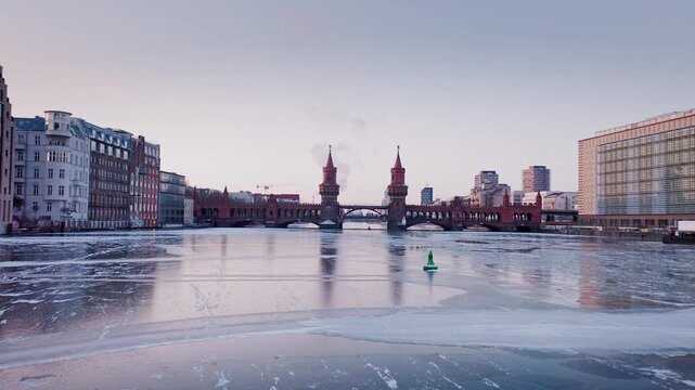 Oberbaumbr&uuml;cke in Berlin, Deutschland im Winterzeit