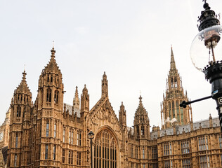 Obraz premium Palace of Westminster and Big Ben complex showcasing Gothic Revival architecture with street lamp in London