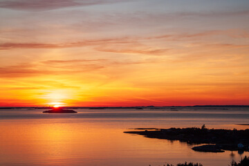 Naklejka premium Norwegischer Sonnenuntergang über ruhiger Bucht und Insel.