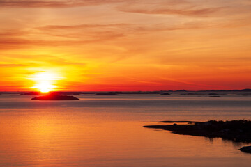 Norwegischer Sonnenuntergang &uuml;ber ruhiger Bucht und Insel.