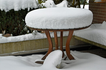 Tisch mit Schneehaube