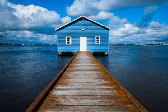 Hangar &agrave; bateaux sous forme d'une maison bleue &agrave; Perth en Australie
