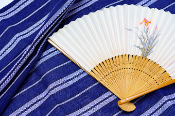 青い和柄生地と花柄扇子