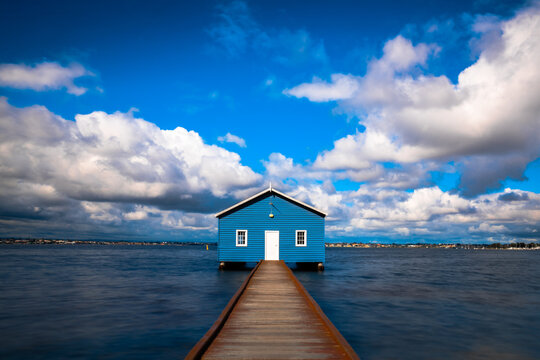 Hangar &agrave; bateaux sous forme d'une maison bleue &agrave; Perth en Australie