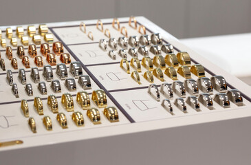 Ringauswahl beim Juwelier