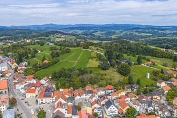 Fototapeta premium Ausblick von oben auf den Markt Tittling im Dreiburgenland in der Region Donau-Wald