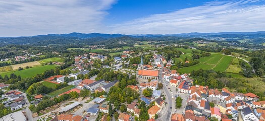 Der niederbayerische Erholungsort Tittling im Passauer Oberland aus der Vogelperspektive