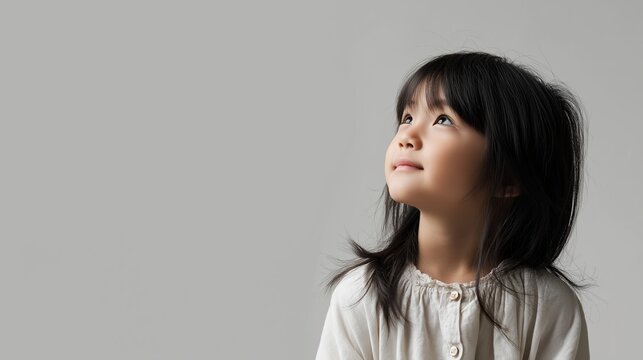 上を見上げる女の子