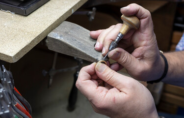 Goldschmied bearbeitet Ring