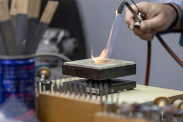 Goldschmied bearbeitet Ring