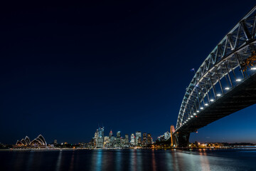 Obraz premium Paysage urbain au crépuscule avec une vue du port de Sydney et sa skyline