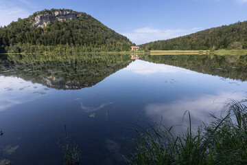 Le lac d'Antre est situ&eacute; au fond d&rsquo;un cirque rocheux presque ferm&eacute;. Il est domin&eacute; par la Roche d'Antre. Le lac domine la vall&eacute;e de l'H&eacute;ria et le village de Villards-d'H&eacute;ria dans le Jura