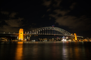 Obraz premium Paysage urbain au crépuscule avec une vue du port de Sydney et son pont illuminé