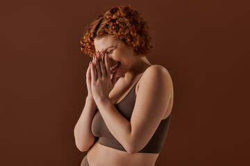 Obraz premium Celebrating curves and confidence in a warm studio ambiance