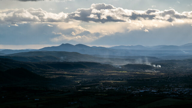 Paysage pittoresque du Sud de l'Ard&egrave;che depuis le village de Mirabel