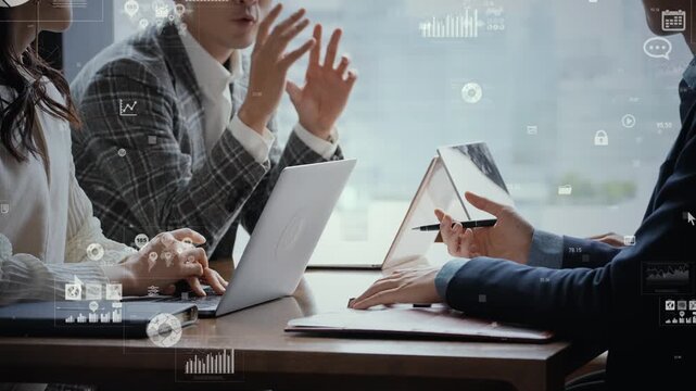 会議するビジネスパーソンのグループとビジネスデータのコンセプト