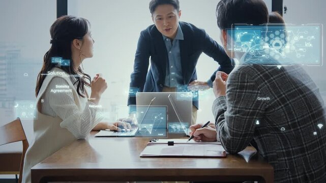 会議するビジネスパーソンのグループとデジタルテクノロジーのコンセプト
