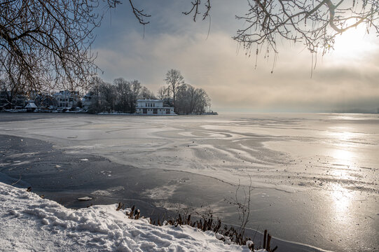 Blick auf die Au&szlig;enalster in Hamburg im Winter mit Schnee und Eis