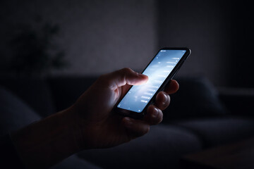 スマートフォン　操作　暗い部屋