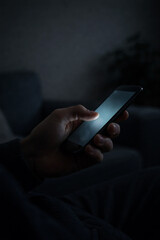スマートフォン　操作　暗い部屋