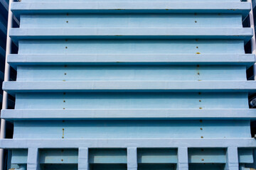 青い建築構造物の抽象的なパターンと直線的なデザイン