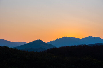 Obraz premium Beautiful sunrise and sunset over misty mountains and valleys