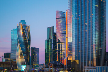 Obraz premium High-rise buildings of the Moscow City business center on the banks of the Moskva River at dawn.
