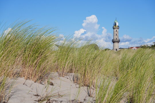 Gew&ouml;hnlicher Strandhafer (Ammophila arenaria) am Leuchtturm Warnem&uuml;nde, Calamagrostis arenaria, Gemeiner Strandhafer, Sandrohr, Sandhalm, Seehafer, Sand, Ostsee, Gras, Turm, Himmel, Wolken, cloud 