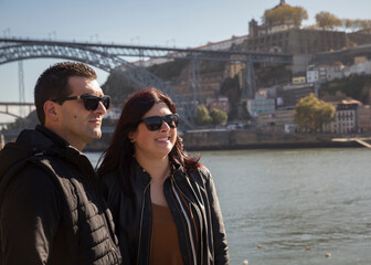 Detalhe de casal de turistas a conhecer zonas historicas na europa.