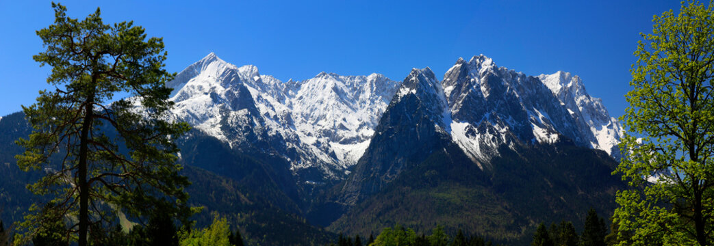 Alpspitz und Zugspitz, Bergmassiv in den Bayerischen Alpen, Panorama 