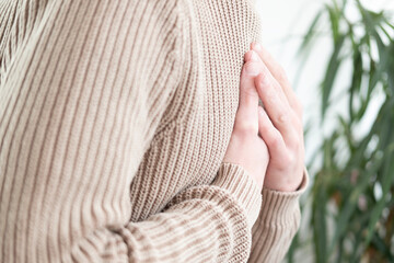 young man experiences experiences sudden chest pain behind sternum, clutching chest, Arterial hypertension, Myocarditis or Arrhythmia, heart disease experiences, Risk factors