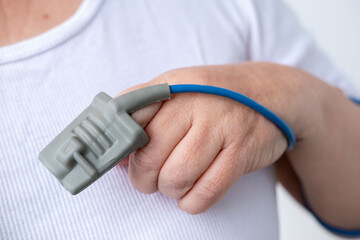 Smart silicone portable wrist Intelligent fingertip pulse oximeter on patient, 24-hour blood pressure monitor for hypertension diagnosis