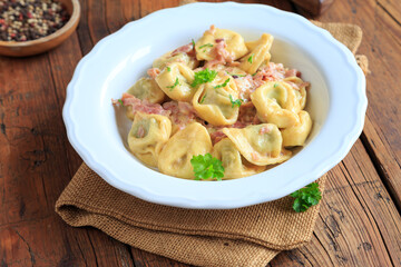 Tortellini alla Panna mit Schinken
