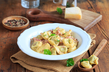 Tortellini in Schinken-Sahne-So&szlig;e