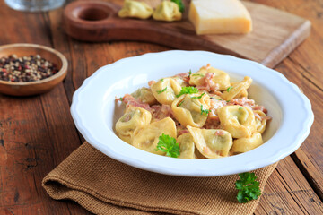Tortellini alla Panna mit Parmesan
