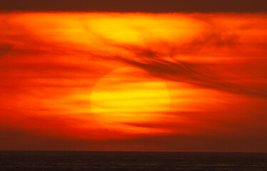 Fototapeta premium El sol poniéndose sobre el mar