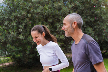 Obraz premium Cheerful male and female friends exercising together in a green park