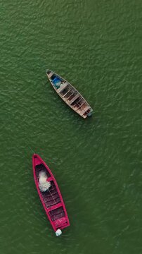 Canoas ancoradas em movimento de calmaria 