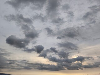 Obraz premium Clouds stretch across the beautiful sky as the sun sets on the horizon. This view is truly mesmerizing, perfect as a backdrop for nature photography.