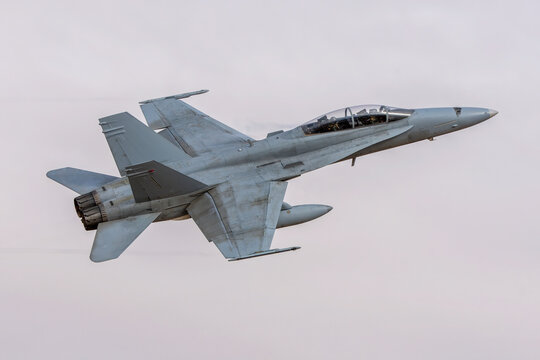 Caza de combate, avi&oacute;n militar despegando con fondo nublado