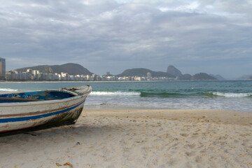 Obraz premium Boats from the Z-13 Fishing Colony, located at Post 6 on Copacabana Beach, in Rio de Janeiro, with Sugarloaf Mountain in the background.