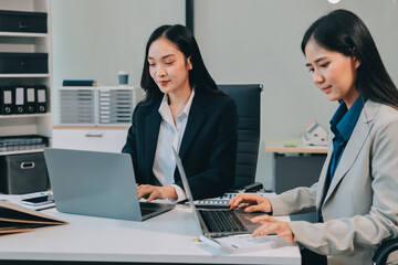 Obraz premium Businesswomen having discussion in office