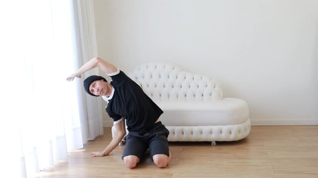 homem faz alongamentos para flexibilidade em casa 