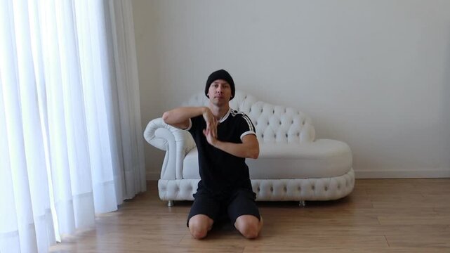 homem faz alongamentos para flexibilidade em casa 