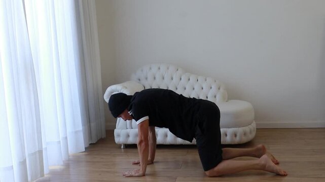 homem faz alongamentos para flexibilidade em casa 