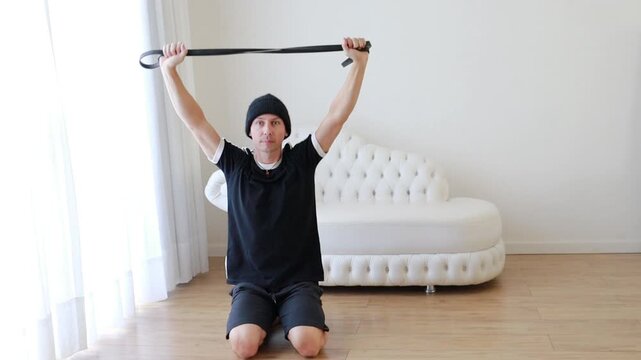 homem faz alongamentos para flexibilidade em casa 