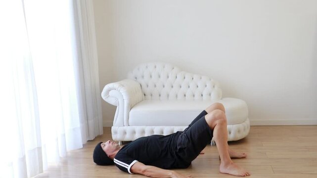 homem faz alongamentos para flexibilidade em casa 