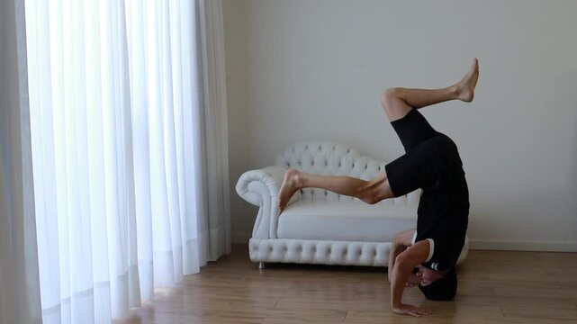 homem faz alongamentos para flexibilidade em casa 