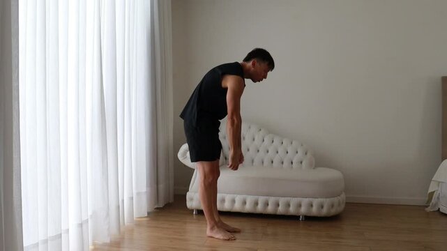 homem faz alongamentos para flexibilidade em casa 