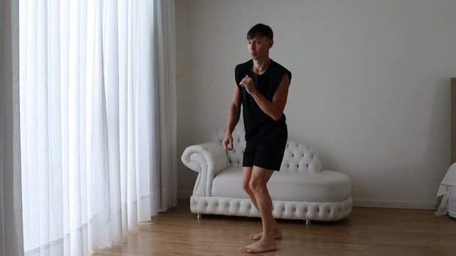 homem faz alongamentos para flexibilidade em casa 